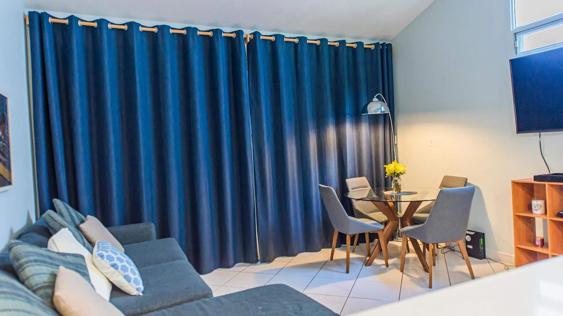 Apartment Beach Living At Island Pine Villas Blf Seven Mile Beach Cayman Islands